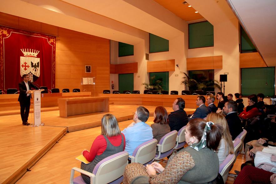 Recepción Club Taekwondo - Imagen panorámica donde vemos al público asistente y a una persona en el atril en un momento de su discurso. 