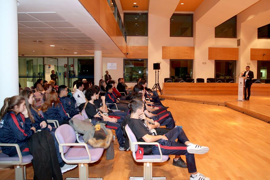 Recepción Club Taekwondo - Imagen panorámica donde vemos al público asistente y a una persona en el atril en un momento de su discurso.