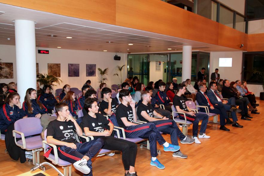 Recepción Club Taekwondo - Imagen panorámica donde vemos al público asistente.