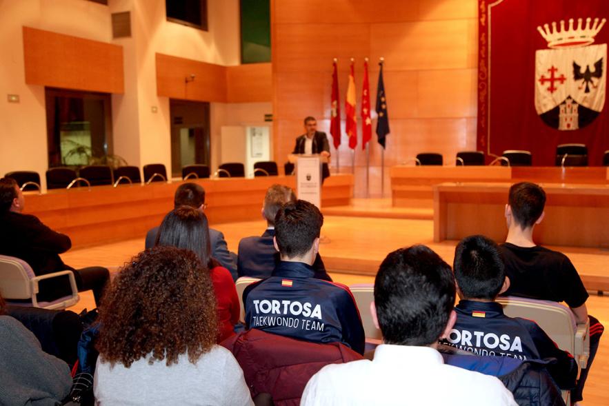 Recepción Club Taekwondo - Imagen lejana del alcalde Rafael Sánchez Acera en un momento de su discurso.