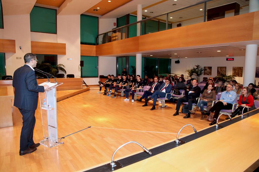 Recepción Club Taekwondo - Imagen panorámica donde vemos al público asistente y a una persona en el atril en un momento de su discurso. 