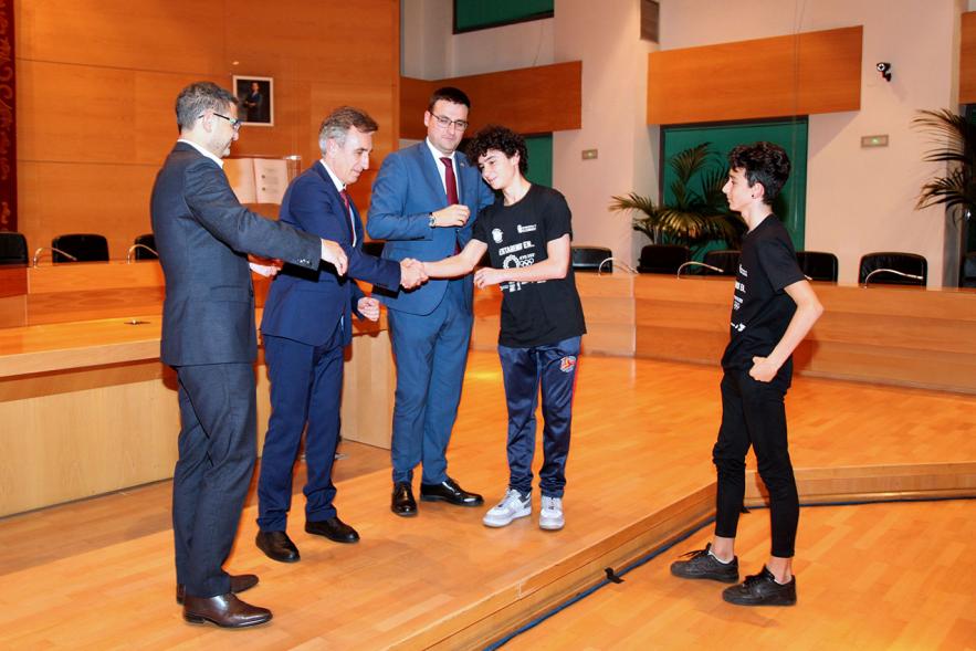 Recepción Club Taekwondo - Imagen de Jesus Tortosa Alameda entregando la camiseta del club al alcalde Rafael Sánchez Acera y al vicealcalde Miguel Ángel Arranz.