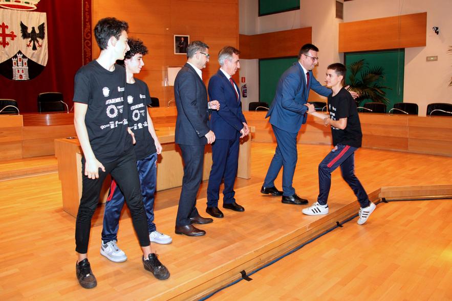 Recepción Club Taekwondo - Imagen del los miembros del Club Taekwondo Tortosa saludando al alcalde Rafael Sánchez Acera y al vicealcalde Miguel Ángel Arranz.