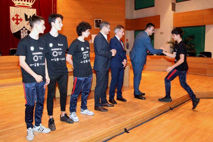 Recepción Club Taekwondo - Imagen del los miembros del Club Taekwondo Tortosa saludando al alcalde Rafael Sánchez Acera y al vicealcalde Miguel Ángel Arranz.