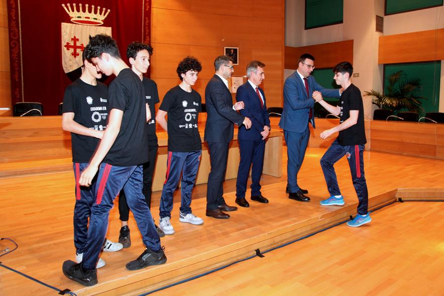 Recepción Club Taekwondo - Imagen del los miembros del Club Taekwondo Tortosa saludando al alcalde Rafael Sánchez Acera y al vicealcalde Miguel Ángel Arranz.
