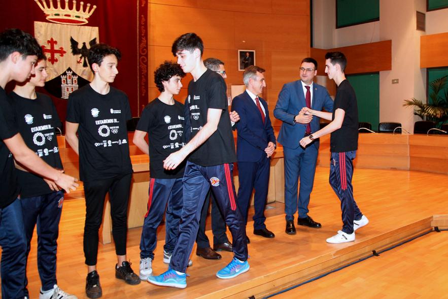 Recepción Club Taekwondo - Imagen del los miembros del Club Taekwondo Tortosa saludando al alcalde Rafael Sánchez Acera y al vicealcalde Miguel Ángel Arranz.