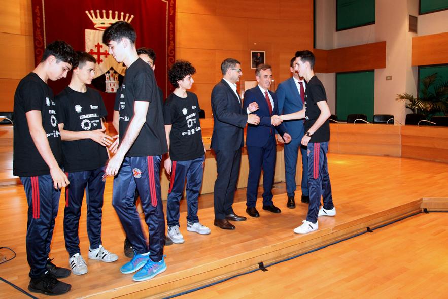 Recepción Club Taekwondo - Imagen del los miembros del Club Taekwondo Tortosa saludando al alcalde Rafael Sánchez Acera y al vicealcalde Miguel Ángel Arranz.