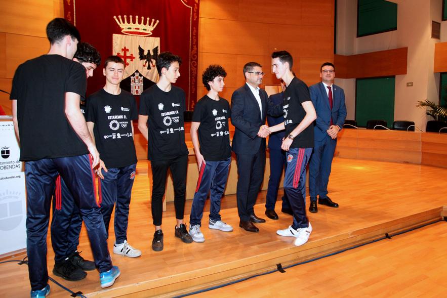 Recepción Club Taekwondo - Imagen del los miembros del Club Taekwondo Tortosa saludando al alcalde Rafael Sánchez Acera y al vicealcalde Miguel Ángel Arranz.