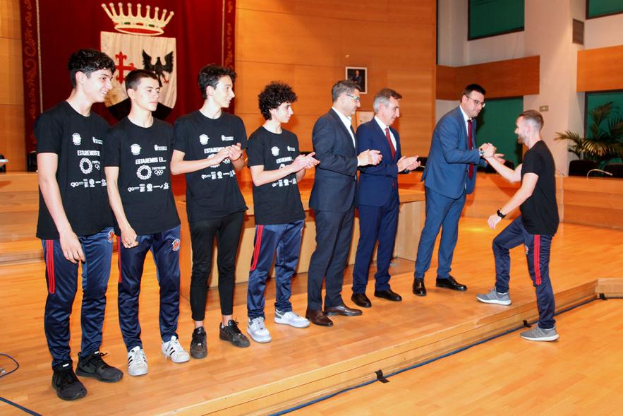 Recepción Club Taekwondo - Imagen del los miembros del Club Taekwondo Tortosa saludando al alcalde Rafael Sánchez Acera y al vicealcalde Miguel Ángel Arranz.