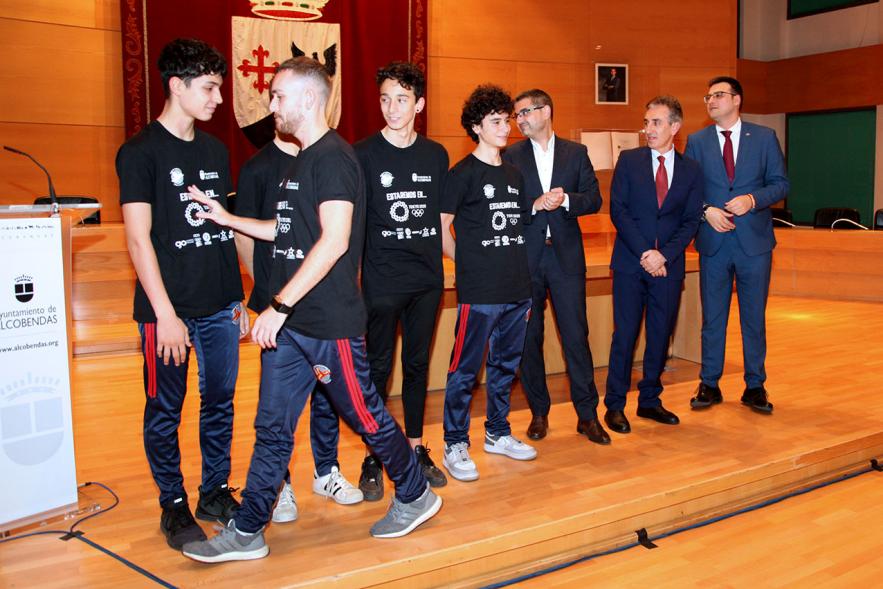 Recepción Club Taekwondo - Imagen del los miembros del Club Taekwondo Tortosa saludando al alcalde Rafael Sánchez Acera y al vicealcalde Miguel Ángel Arranz.