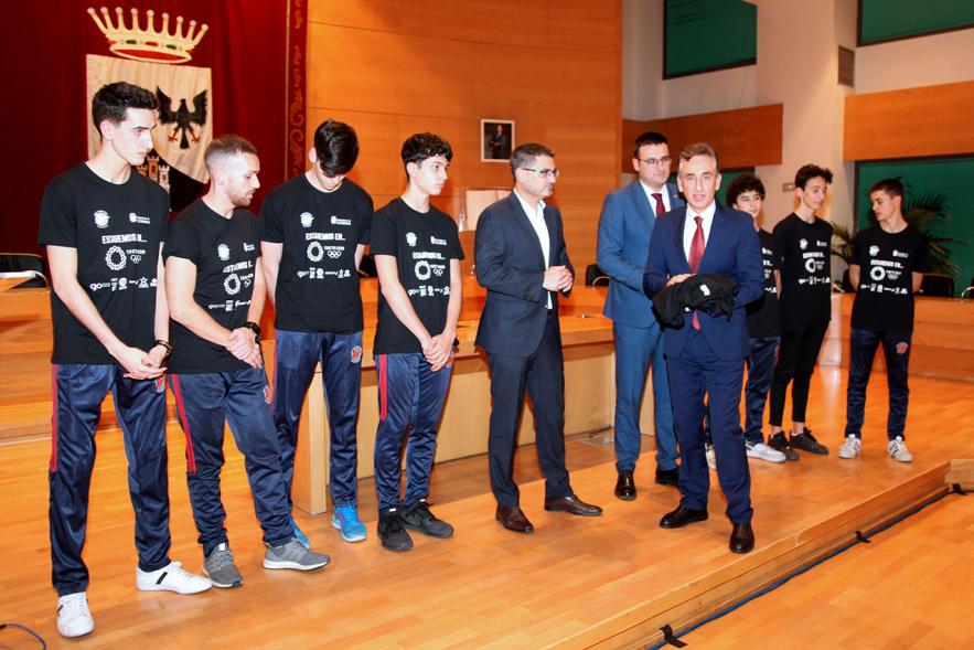 Recepción Club Taekwondo - Imagen de Jesus Tortosa Alameda entregando la camiseta del club al alcalde Rafael Sánchez Acera y al vicealcalde Miguel Ángel Arranz.