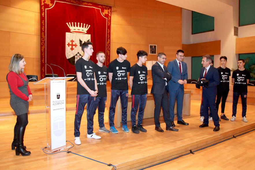 Recepción Club Taekwondo - Imagen de Jesus Tortosa Alameda entregando la camiseta del club al alcalde Rafael Sánchez Acera y al vicealcalde Miguel Ángel Arranz.