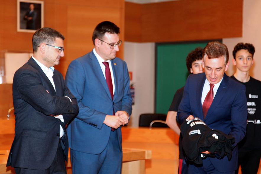 Recepción Club Taekwondo - Imagen de Jesus Tortosa Alameda entregando la camiseta del club al alcalde Rafael Sánchez Acera y al vicealcalde Miguel Ángel Arranz.