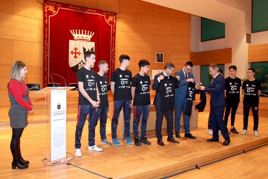 Recepción Club Taekwondo - Imagen de Jesus Tortosa Alameda entregando la camiseta del club al alcalde Rafael Sánchez Acera y al vicealcalde Miguel Ángel Arranz.