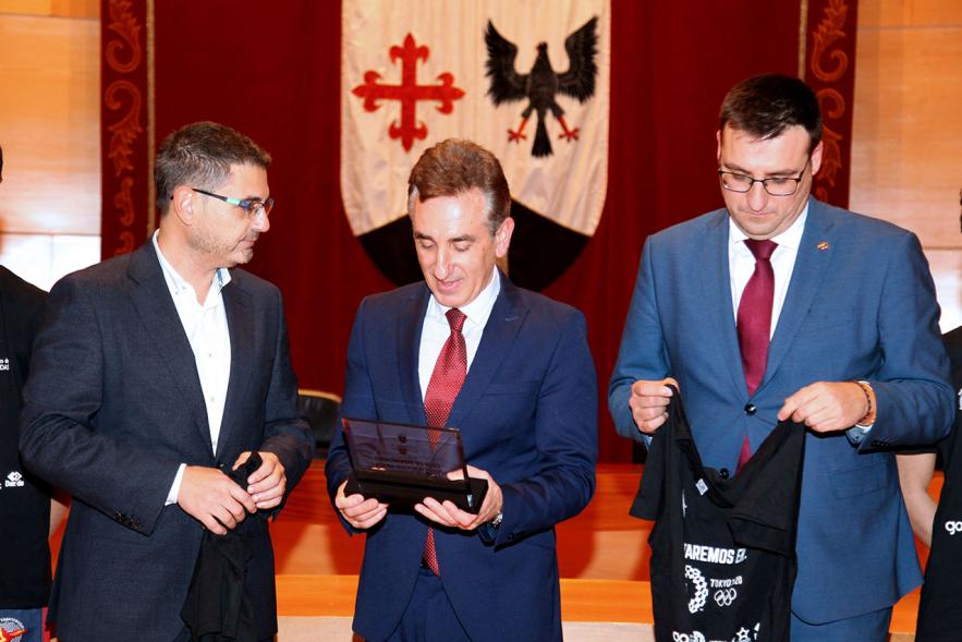 Recepción Club Taekwondo - Imagen de Jesus Tortosa Alameda entre el alcalde Rafael Sánchez Acera y el vicealcalde Miguel Ángel Arranz.