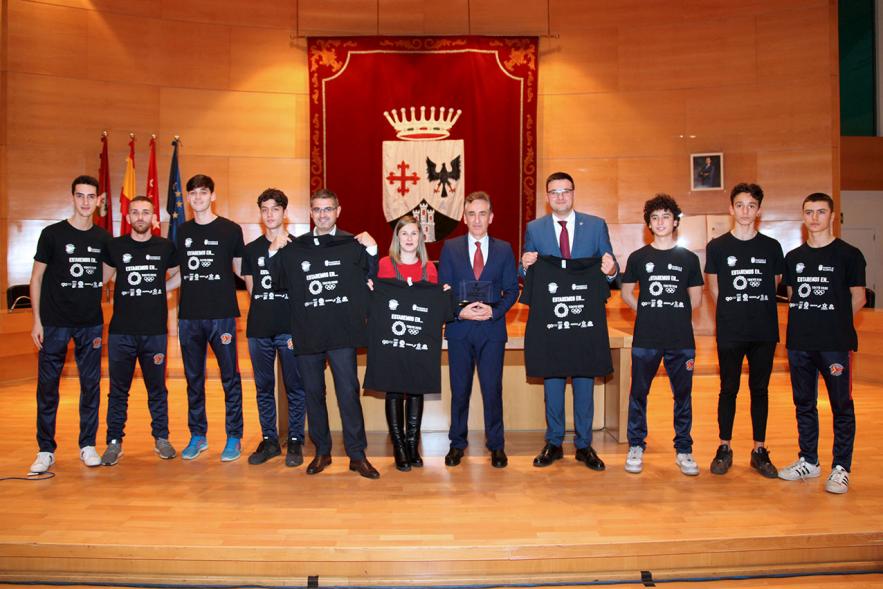 Recepción Club Taekwondo - Imagen del alcalde Rafael Sánchez Acera, el vicealcalde Miguel Ángel Arranz, la concejala de deportes María Espín posando con los miembros Club Taekwondo Tortosa con la camiseta del club en sus manos.