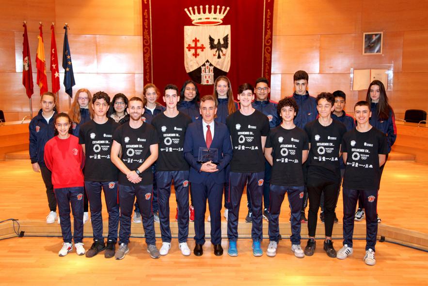 Recepción Club Taekwondo - Imagen posado en salón de plenos del Ayuntamiento de los miembros Club Taekwondo Tortosa.