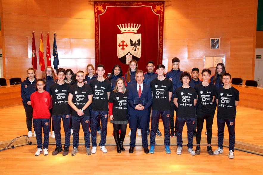 Recepción Club Taekwondo - Imagen posado en salón de plenos del Ayuntamiento de Jesús Tortosa Alameda junto a los miembros del Club Taekwondo Tortosa.  
