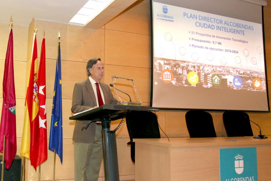Inauguración Comité Técnico de la Reci - Imagen del alcalde García de Vinuesa dando la bienvenida a todos y dando paso a los diferentes ponentes de la jornada.