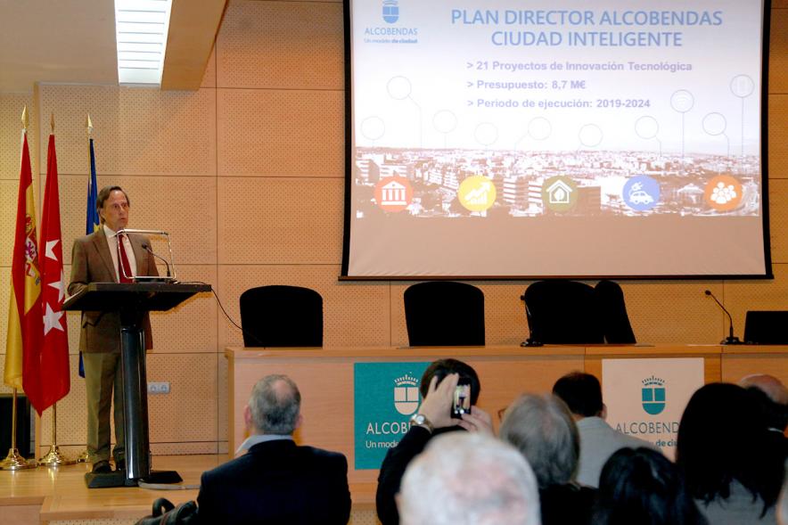 Inauguración Comité Técnico de la Reci - Imagen del alcalde García de Vinuesa dando la bienvenida a todos y dando paso a los diferentes ponentes de la jornada.