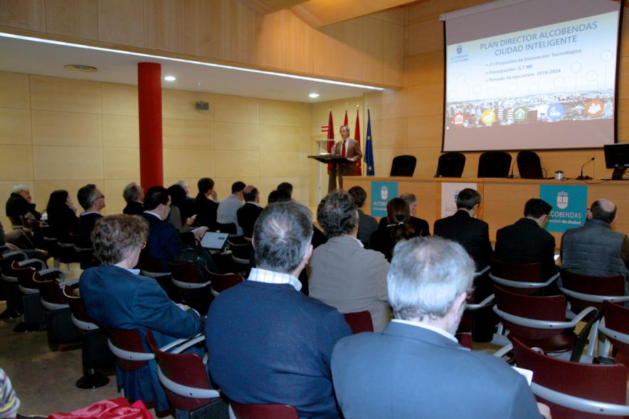 Inauguración Comité Técnico de la Reci - Imagen vista general del público asistente y el escenario donde se encuentran los ponentes de la jornada.