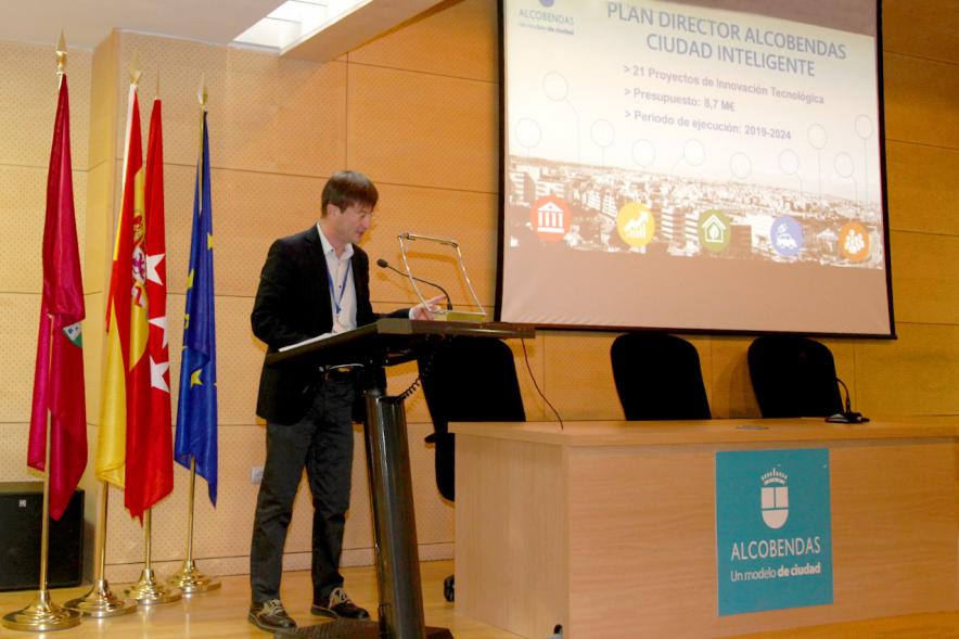 Inauguración Comité Técnico de la Reci - Imagen de un momento de la charla de uno de los ponentes que participa en la jornada “Ciudades Inteligentes y Tecnología 5G”(RECI).