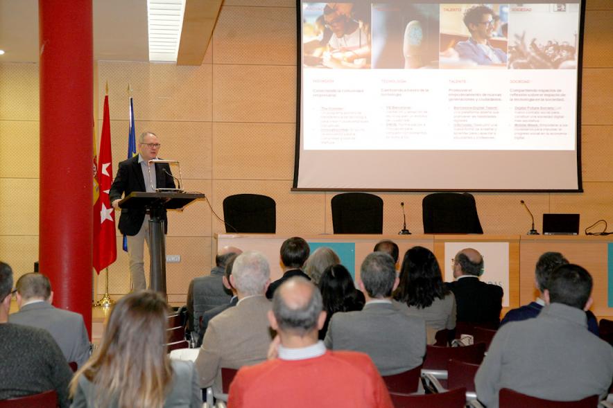 Inauguración Comité Técnico de la Reci - Imagen de un momento de la charla de uno de los ponentes que participa en la jornada “Ciudades Inteligentes y Tecnología 5G”(RECI).