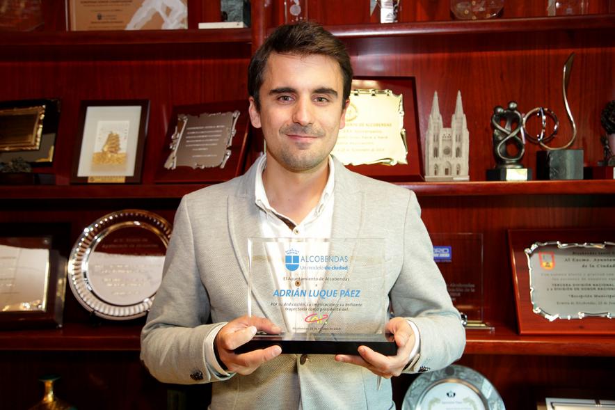Entrega Placa Reconocimiento Adrián Luque - Imagen del jugador de futbol Adrián Luque mostrando la placa homenaje que acaba de recibir.