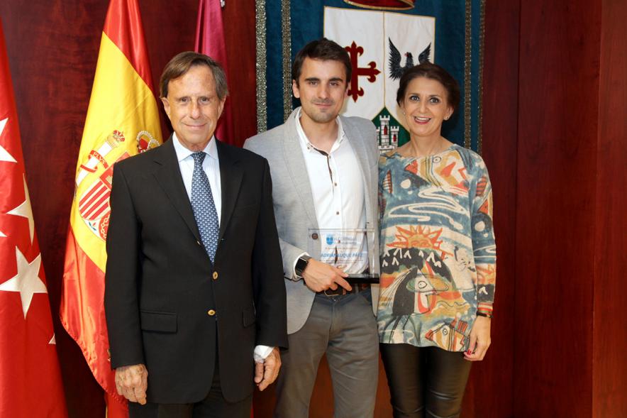 Entrega Placa Reconocimiento Adrián Luque - Imagen del jugador de futbol Adrián Luque, el alcalde García de Vinuesa y otra persona posando juntos.