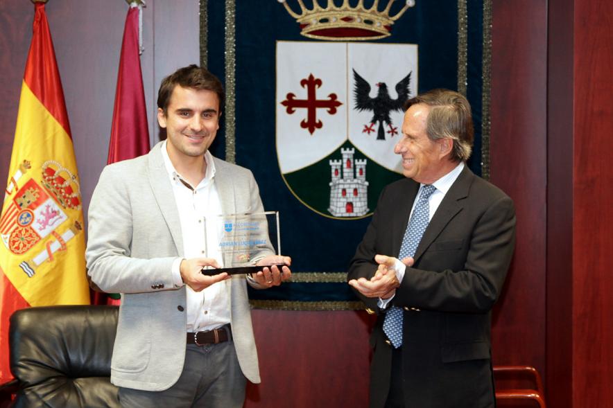 Entrega Placa Reconocimiento Adrián Luque - Imagen del alcalde García de Vinuesa entregando una placa homenaje al jugador de futbol Adrián Luque. 
