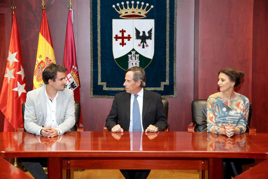 Entrega Placa Reconocimiento Adrián Luque - Imagen de un momento al homenaje al jugador de futbol Adrián Luque.  