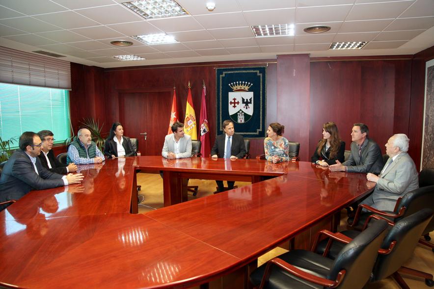 Entrega Placa Reconocimiento Adrián Luque - Imagen  del alcalde García de Vinuesa y otras personas reunidas en la mesa redonda del ayuntamiento con el futbolista.
