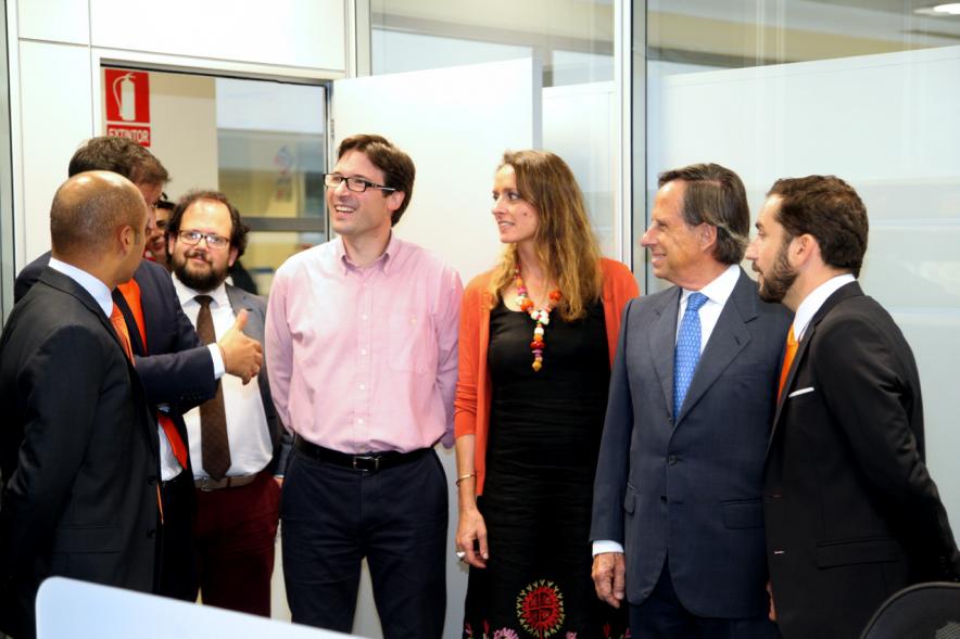 Inauguración de las Nuevas Oficinas de RIA - Imagen del alcalde García de Vinuesa y otras autoridades visitando las instalaciones.