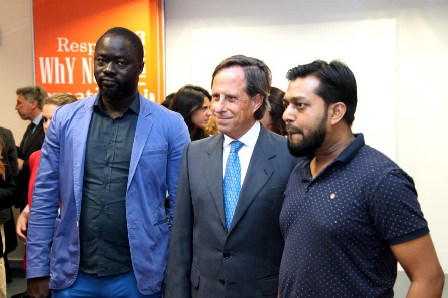 Inauguración de las Nuevas Oficinas de RIA - Imagen del alcalde García de Vinuesa posando con unas personas.