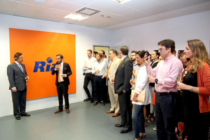 Inauguración de las Nuevas Oficinas de RIA - Imagen de un directivo de la empresa dirigiéndose al alcalde García de Vinuesa y otras autoridades.