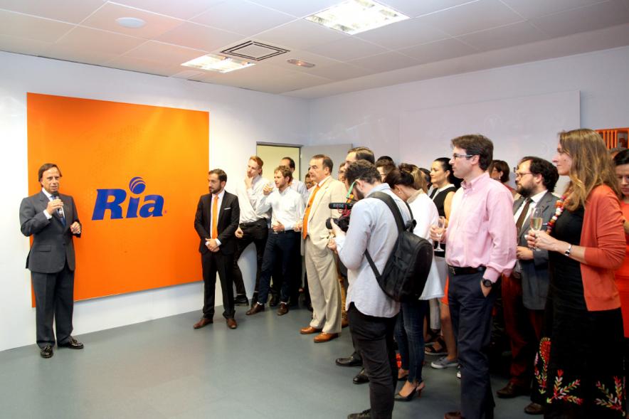 Inauguración de las Nuevas Oficinas de RIA - Imagen de un directivo de la empresa dirigiéndose al alcalde García de Vinuesa y otras autoridades.
