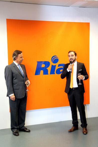 Inauguración de las Nuevas Oficinas de RIA - Imagen de un directivo de la empresa dirigiéndose al alcalde García de Vinuesa.