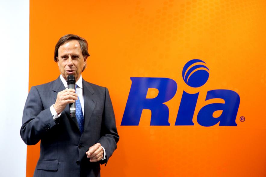 Inauguración de las Nuevas Oficinas de RIA - Imagen del alcalde García de Vinuesa dirigiéndose a los asistentes al acto.