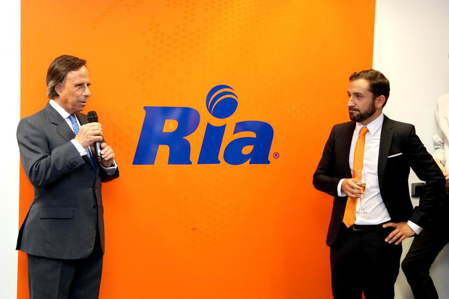Inauguración de las Nuevas Oficinas de RIA - Imagen del alcalde García de Vinuesa dirigiéndose al directivo de la empresa.