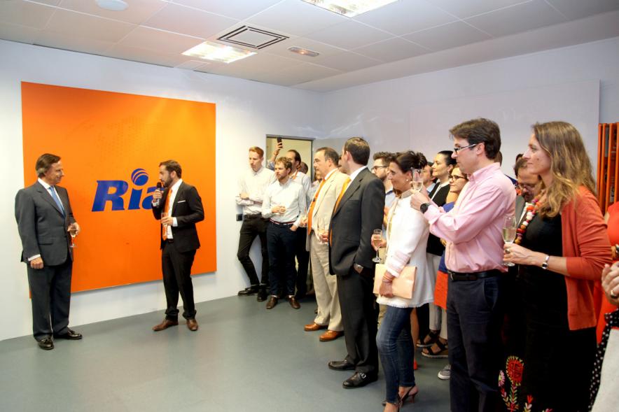 Inauguración de las Nuevas Oficinas de RIA - Imagen de un directivo de la empresa dirigiéndose al alcalde García de Vinuesa y otras autoridades.