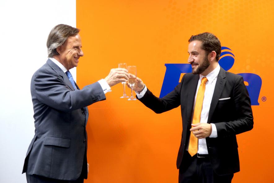Inauguración de las Nuevas Oficinas de RIA - Imagen del alcalde García de Vinuesa y el directivo de la empresa brindando en la inauguración.