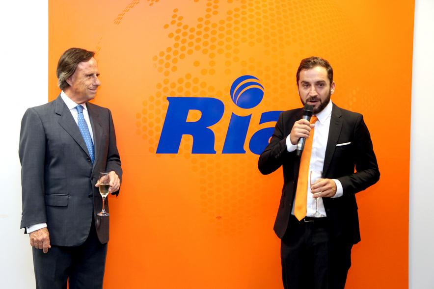 Inauguración de las Nuevas Oficinas de RIA - Imagen de un directivo de la empresa dirigiéndose al alcalde García de Vinuesa antes del brindis.