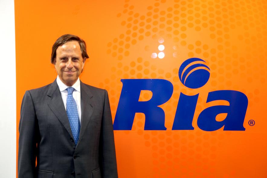 Inauguración de las Nuevas Oficinas de RIA - Imagen del alcalde García de Vinuesa posando delante del logo de la empresa.