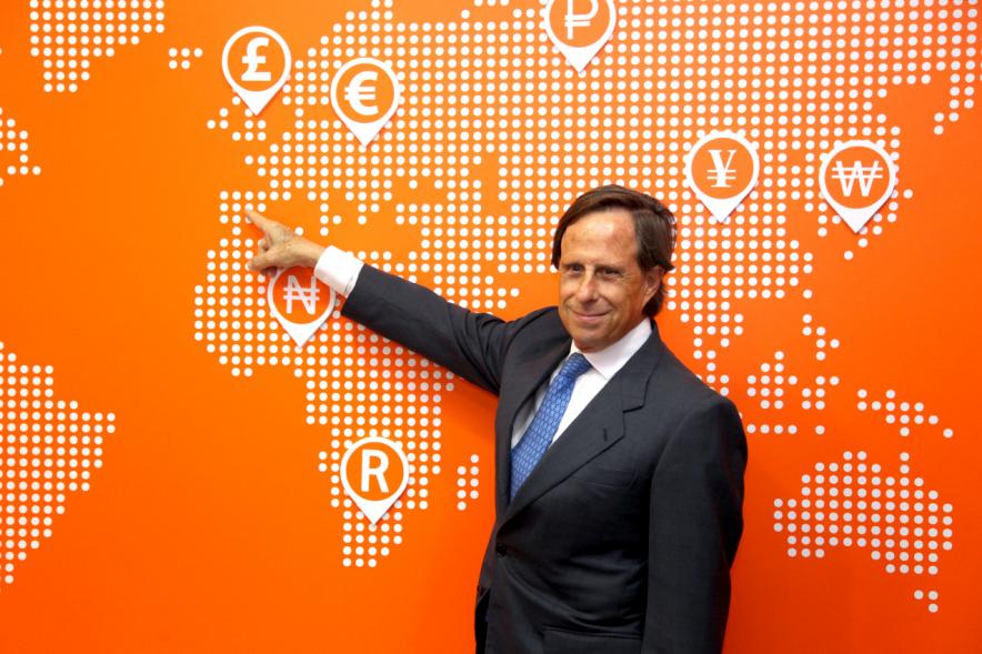 Inauguración de las Nuevas Oficinas de RIA - Imagen del alcalde García de Vinuesa posando delante del logo de la empresa.