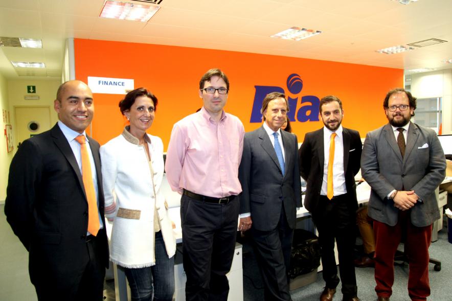 Inauguración de las Nuevas Oficinas de RIA - Imagen del alcalde García de Vinuesa posando con unas personas.