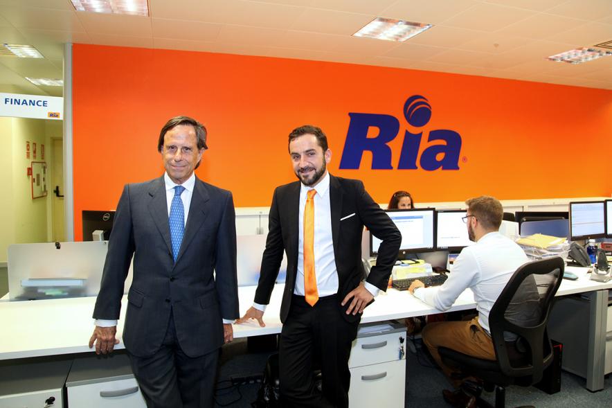 Inauguración de las Nuevas Oficinas de RIA - Imagen del alcalde García de Vinuesa posando junto a un directivo de la empresa.