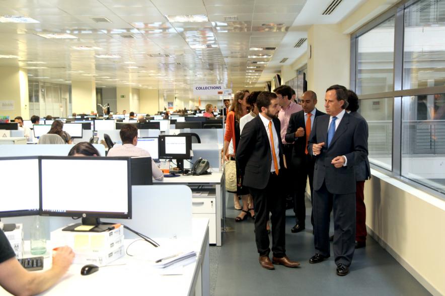 Inauguración de las Nuevas Oficinas de RIA - Imagen del alcalde García de Vinuesa y otras autoridades visitando las instalaciones.