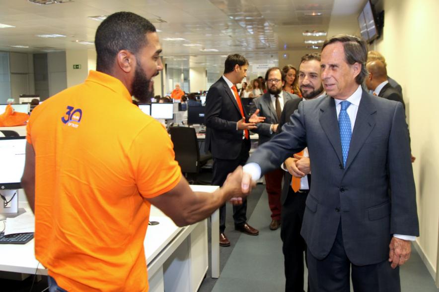 Inauguración de las Nuevas Oficinas de RIA - Imagen del alcalde García de Vinuesa saludando con uno de los empleados.