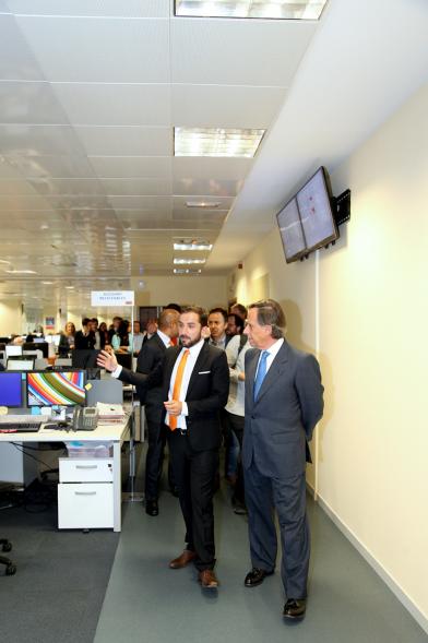 Inauguración de las Nuevas Oficinas de RIA - Imagen del alcalde García de Vinuesa y otras autoridades visitando las instalaciones.