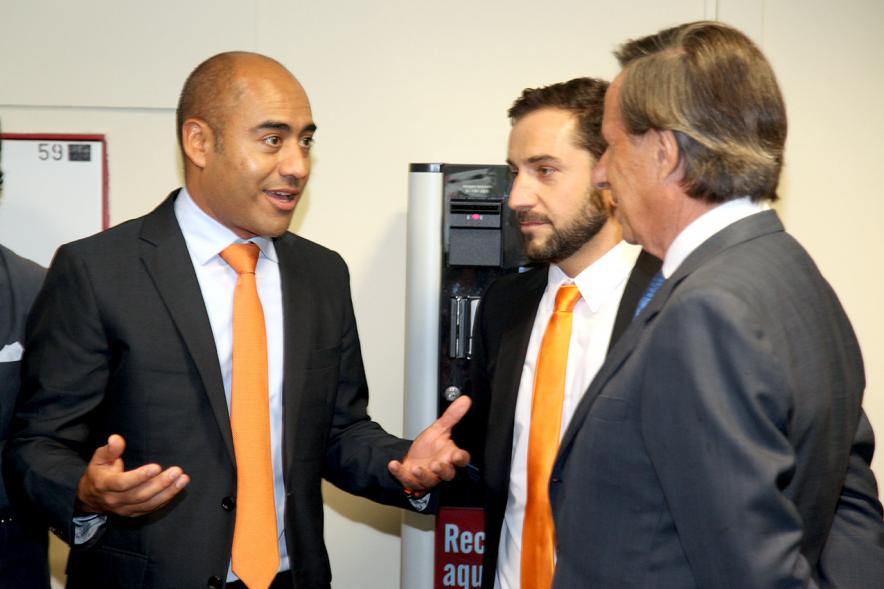 Inauguración de las Nuevas Oficinas de RIA - Imagen del alcalde García de Vinuesa charlando con los directivo de la empresa.